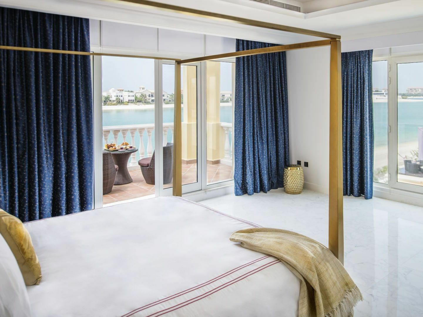 Dream - Palm Frond E Inn